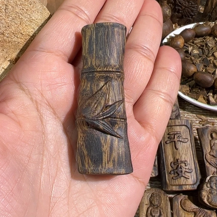 沉香沉香碎屑绿棋楠沉香雕刻牌7.6克