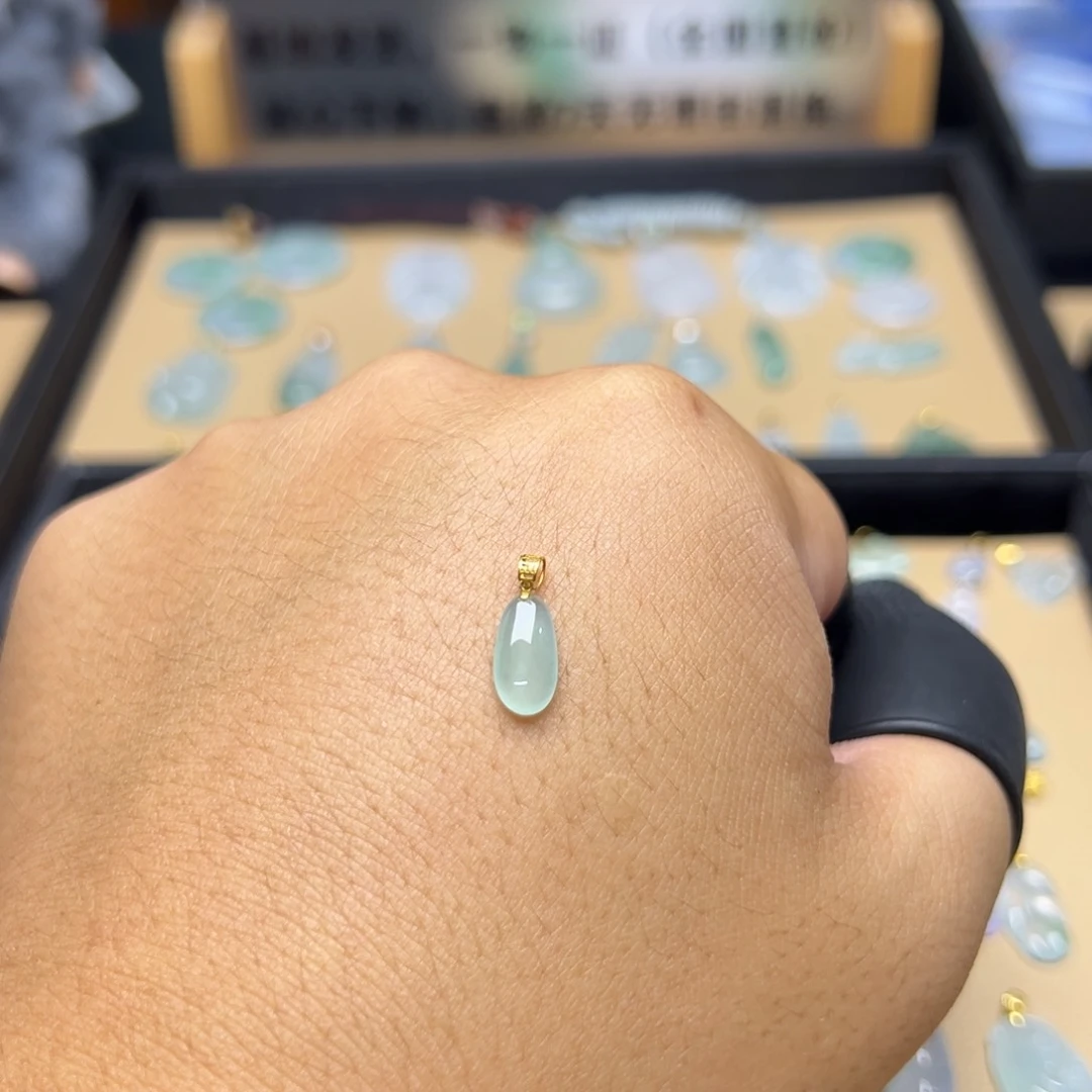 翡翠18K金镶嵌颈饰水滴