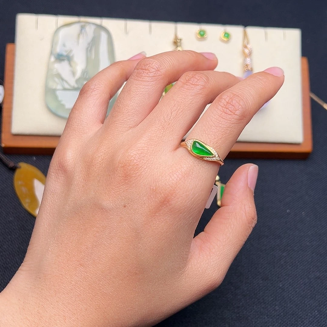 翡翠18K金镶嵌戒指