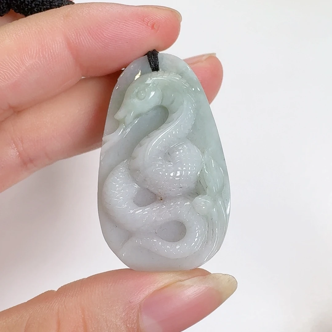 翡翠未镶嵌颈饰蛇牌