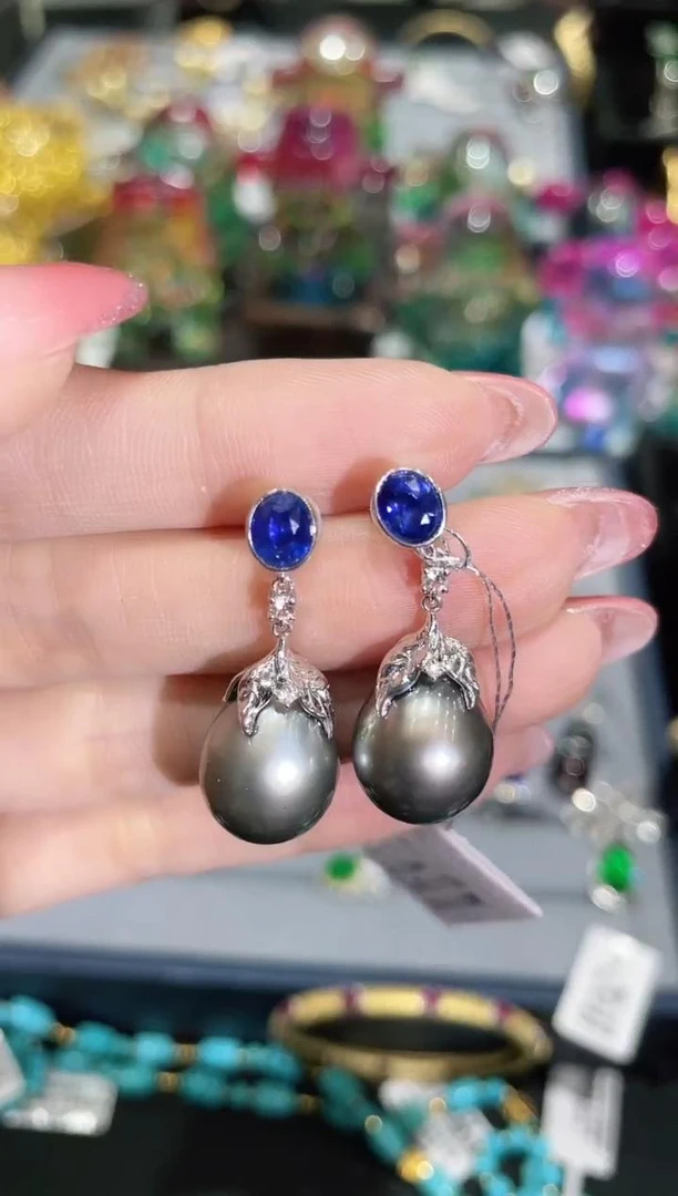 18K金镶嵌大溪地珍珠耳饰