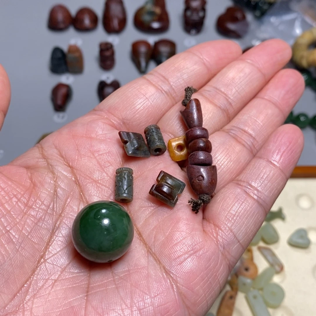 颈饰未镶嵌透闪石质玉老*子