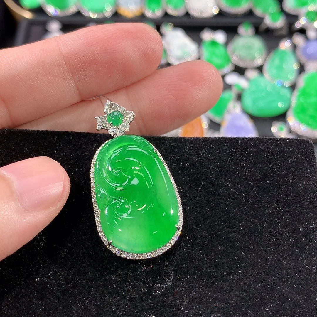 翡翠18K金镶嵌颈饰