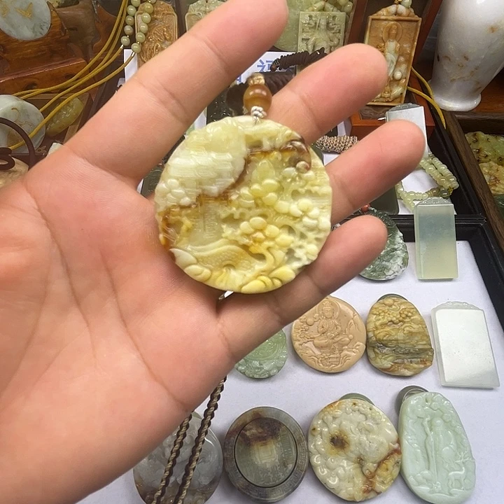 岫玉未镶嵌吊坠(赠链)