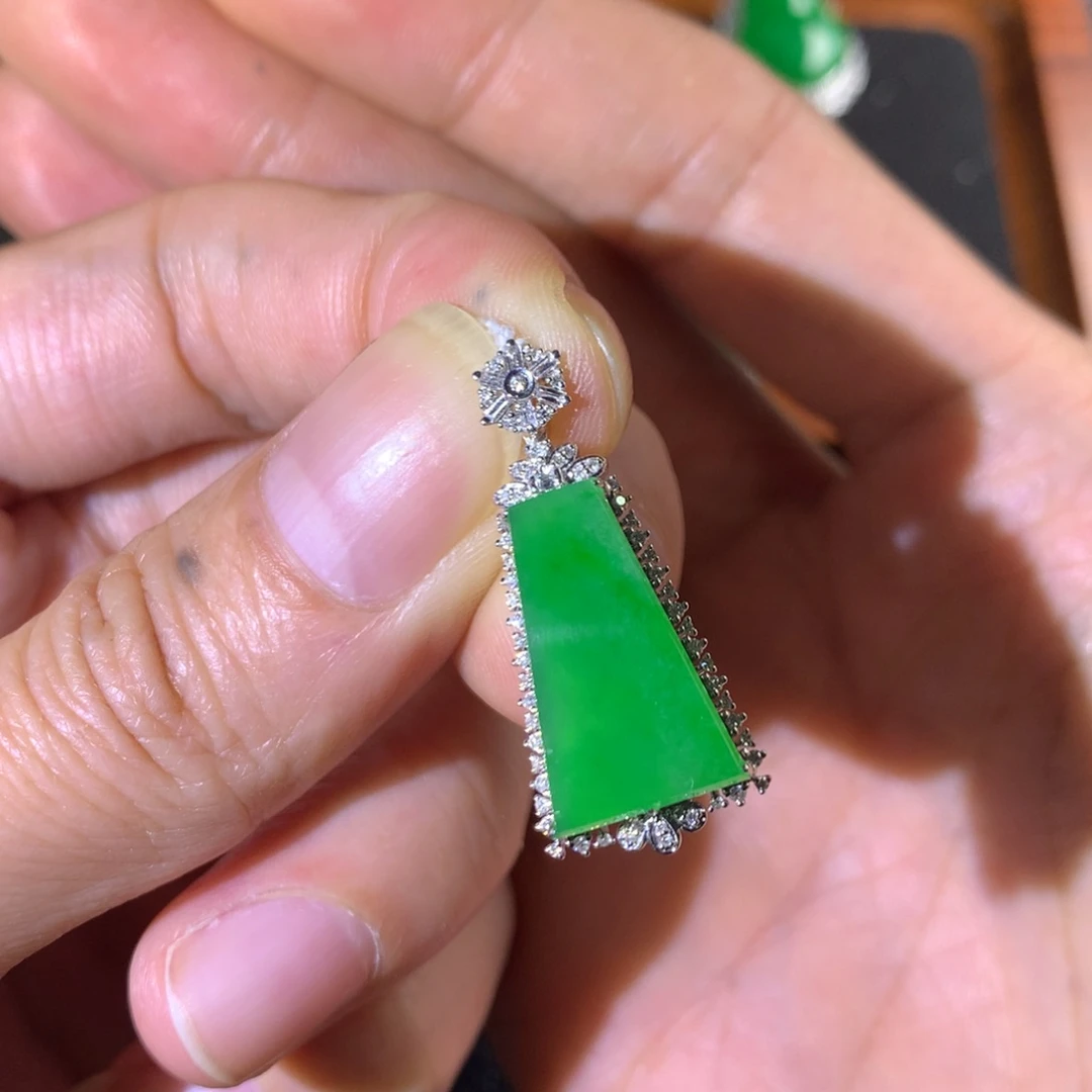 翡翠18K金镶嵌颈饰翡翠