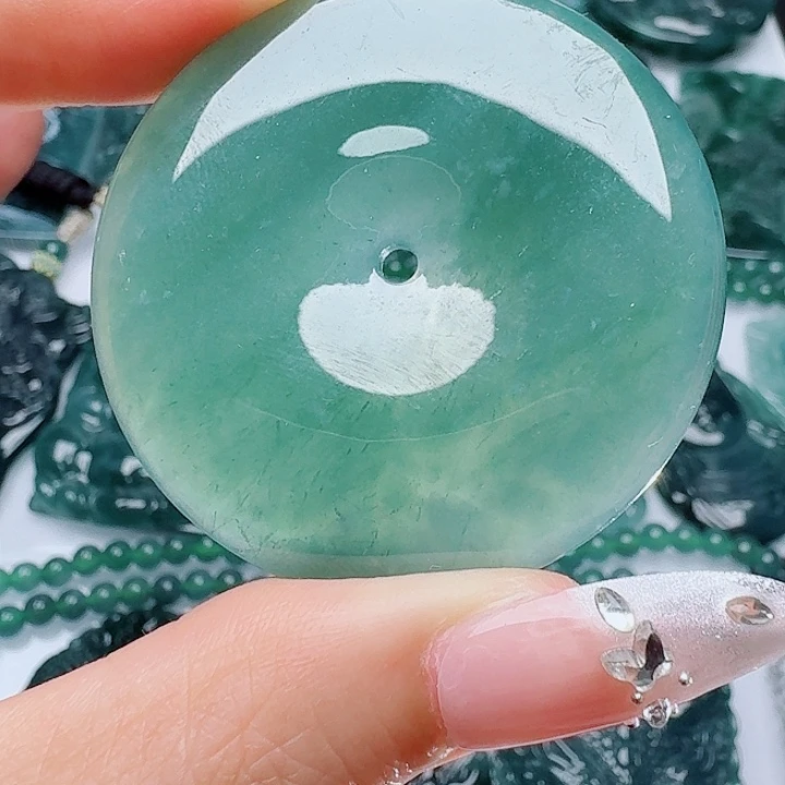 翡翠未镶嵌颈饰多样性发其一