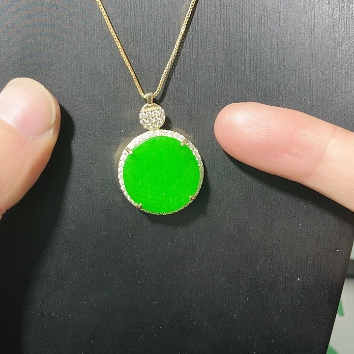 翡翠18K金镶嵌颈饰吊坠