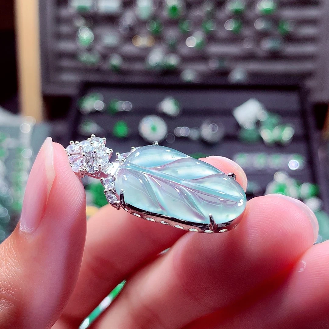 翡翠未镶嵌颈饰挂件