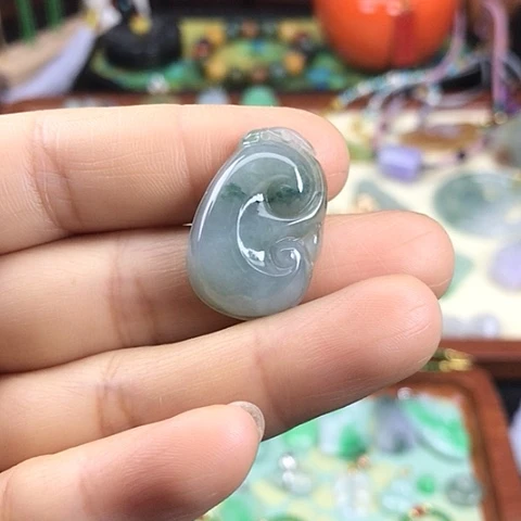 翡翠吊坠(赠链)未镶嵌蓝底飘花如意