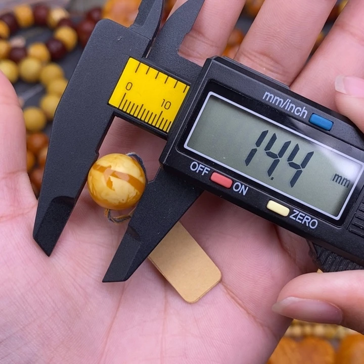 郭***九琥珀未镶嵌裸石蜜蜡L