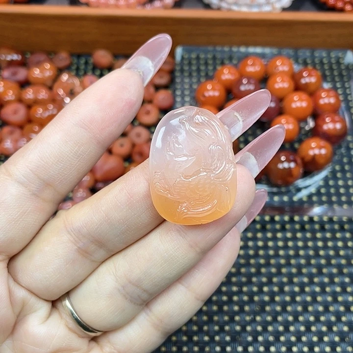 南红玛瑙未镶嵌颈饰九尾狐