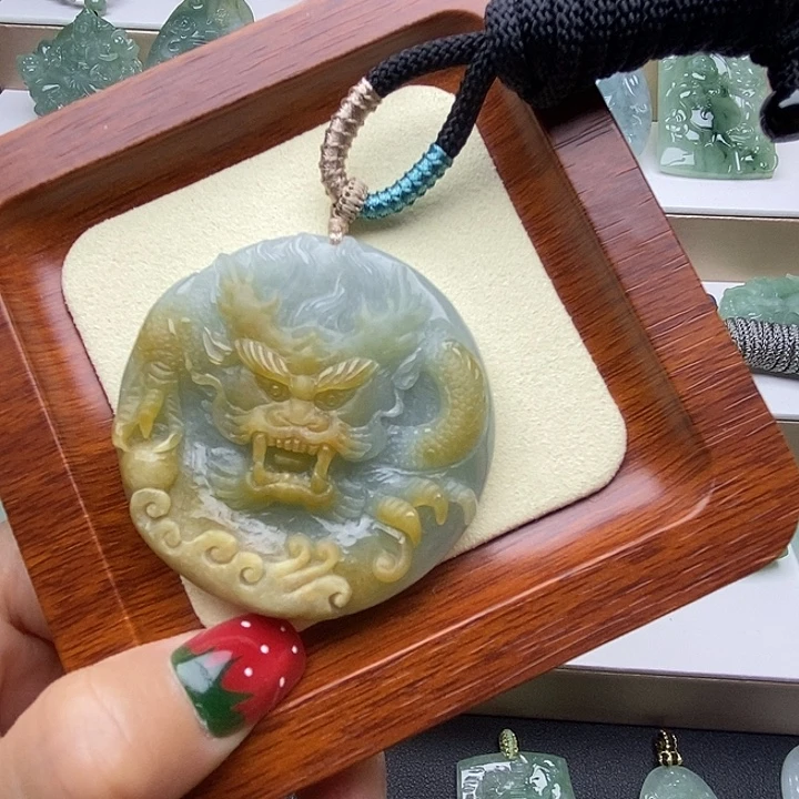 翡翠未镶嵌颈饰冰黄龙牌