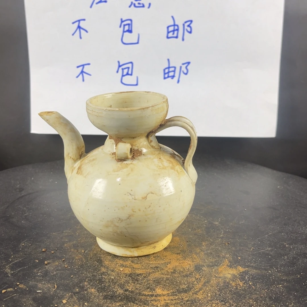 罐漂亮的小瓷器和