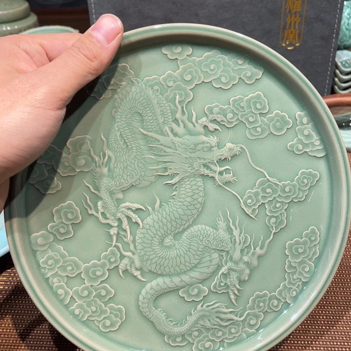 微瑕浮雕龙盘一只