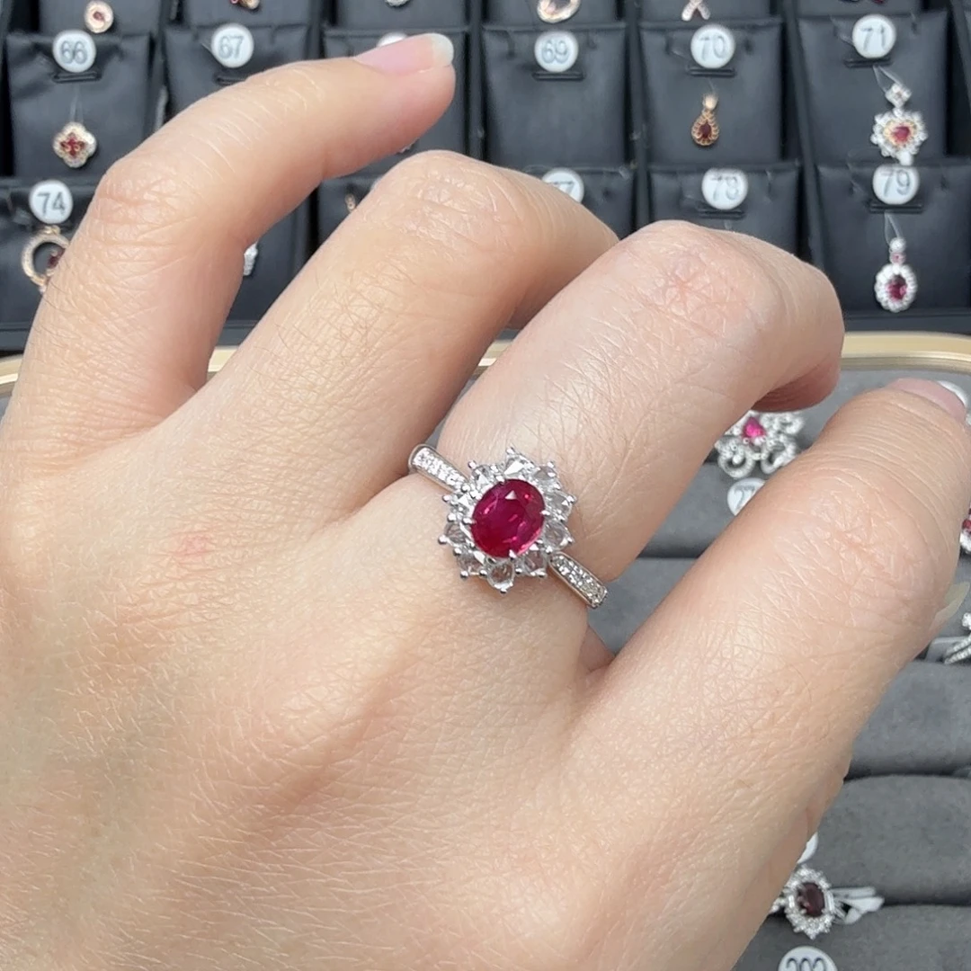 戒指红宝石18K金镶嵌无烧鸽血红0.81克拉