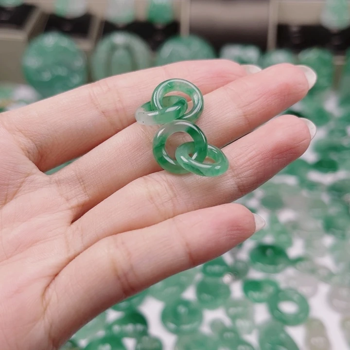 未镶嵌天然非洲翠石英质玉?***猪