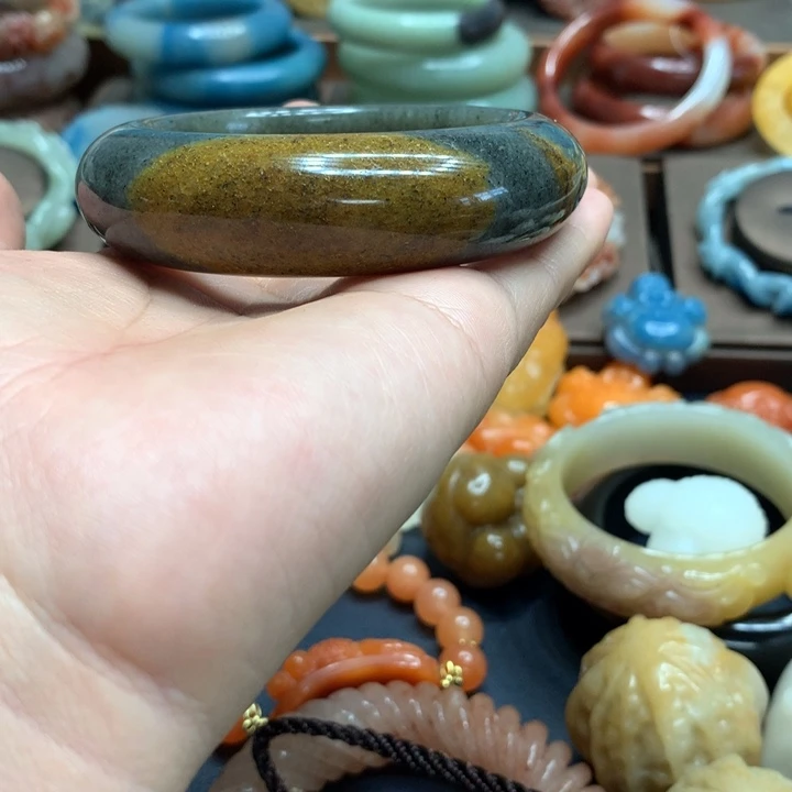 贵***涵石英质玉（黄龙玉）合金颈饰