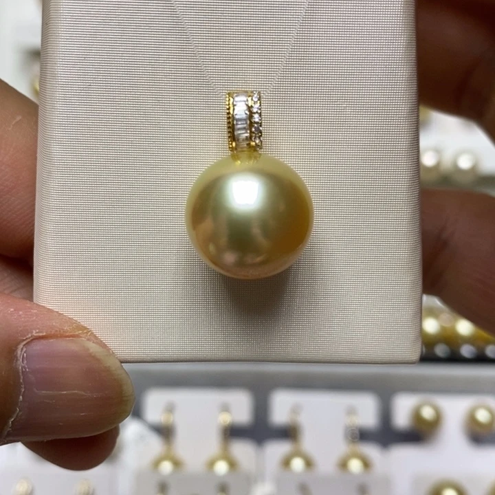 18K金镶嵌海水珍珠金珠吊坠