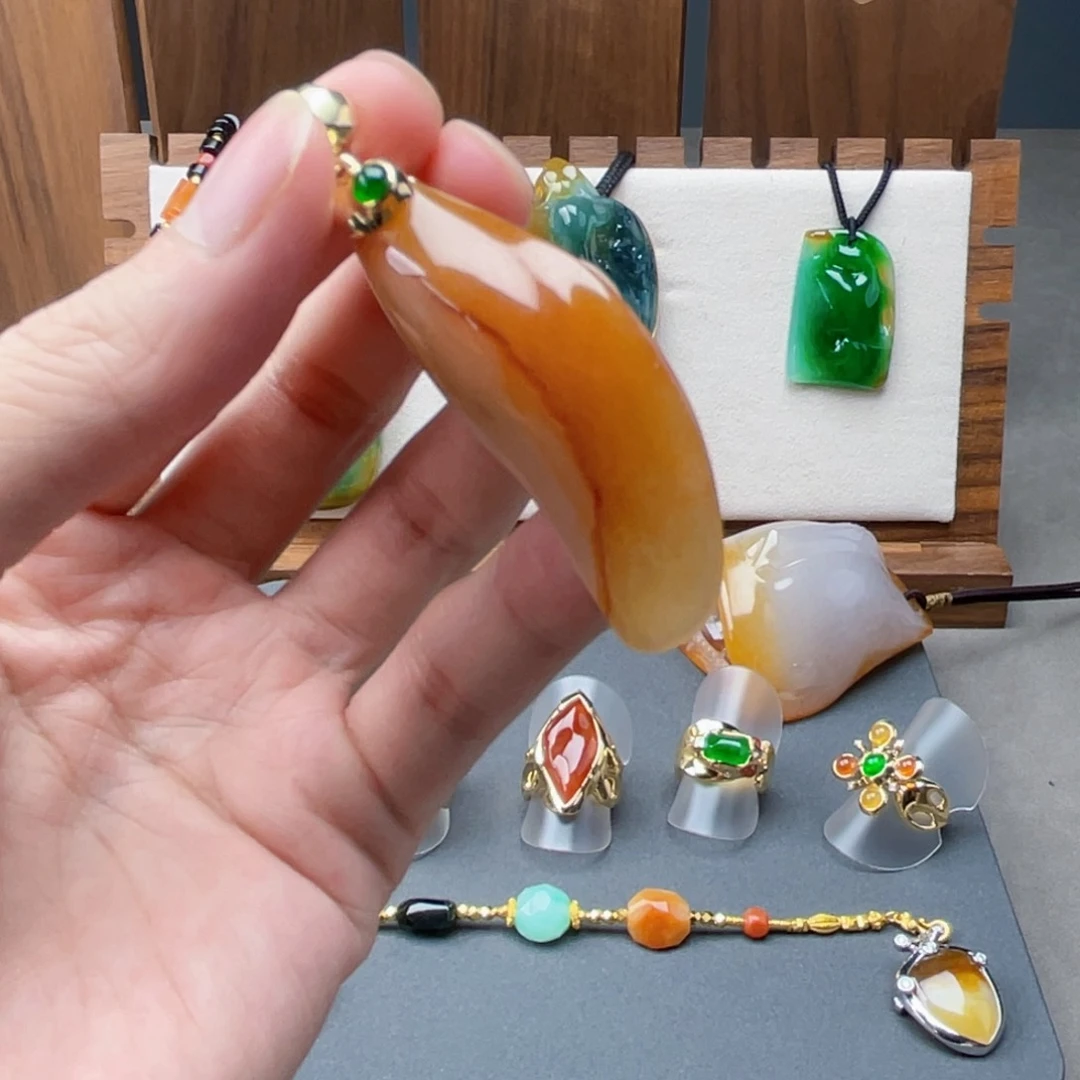 翡翠颈饰18K金镶嵌逍遥游