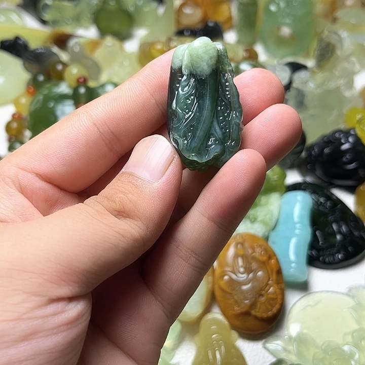 未镶嵌蛇纹石玉颈饰金*