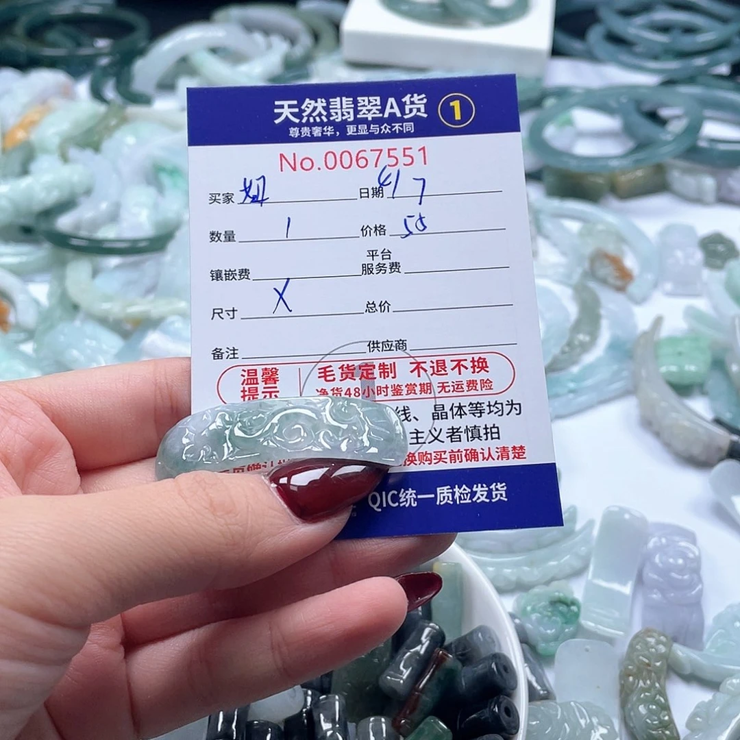 翡翠未镶嵌颈饰妞*