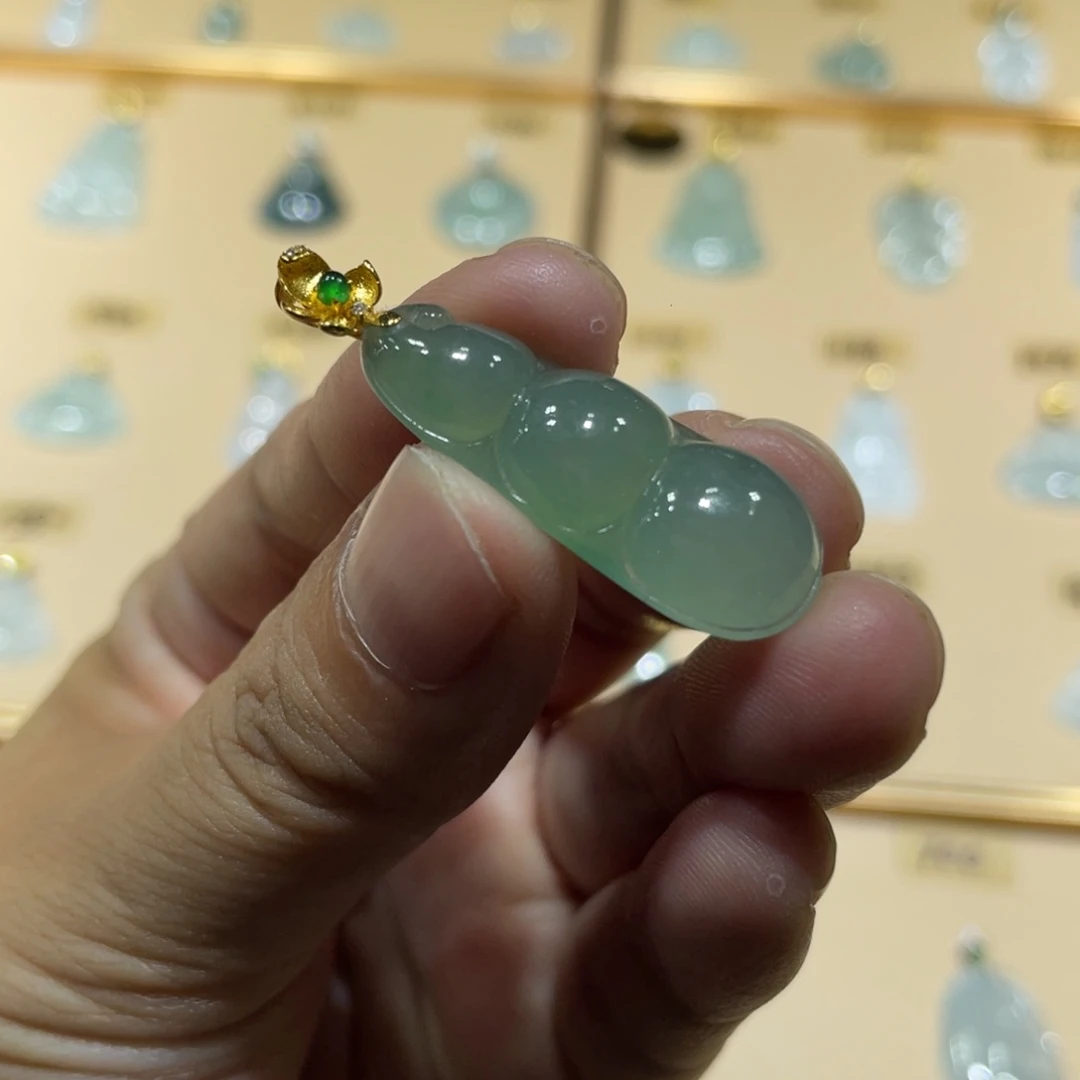 颈饰18K金镶嵌翡翠豆子