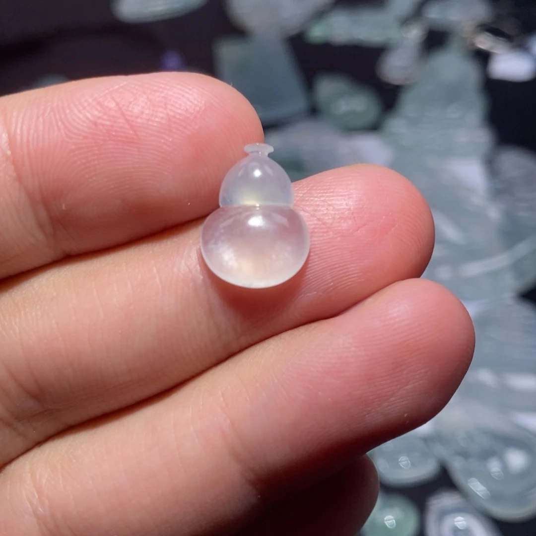 翡翠未镶嵌颈饰葫芦