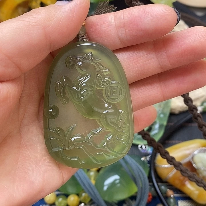 一***8蛇纹石玉未镶嵌颈饰