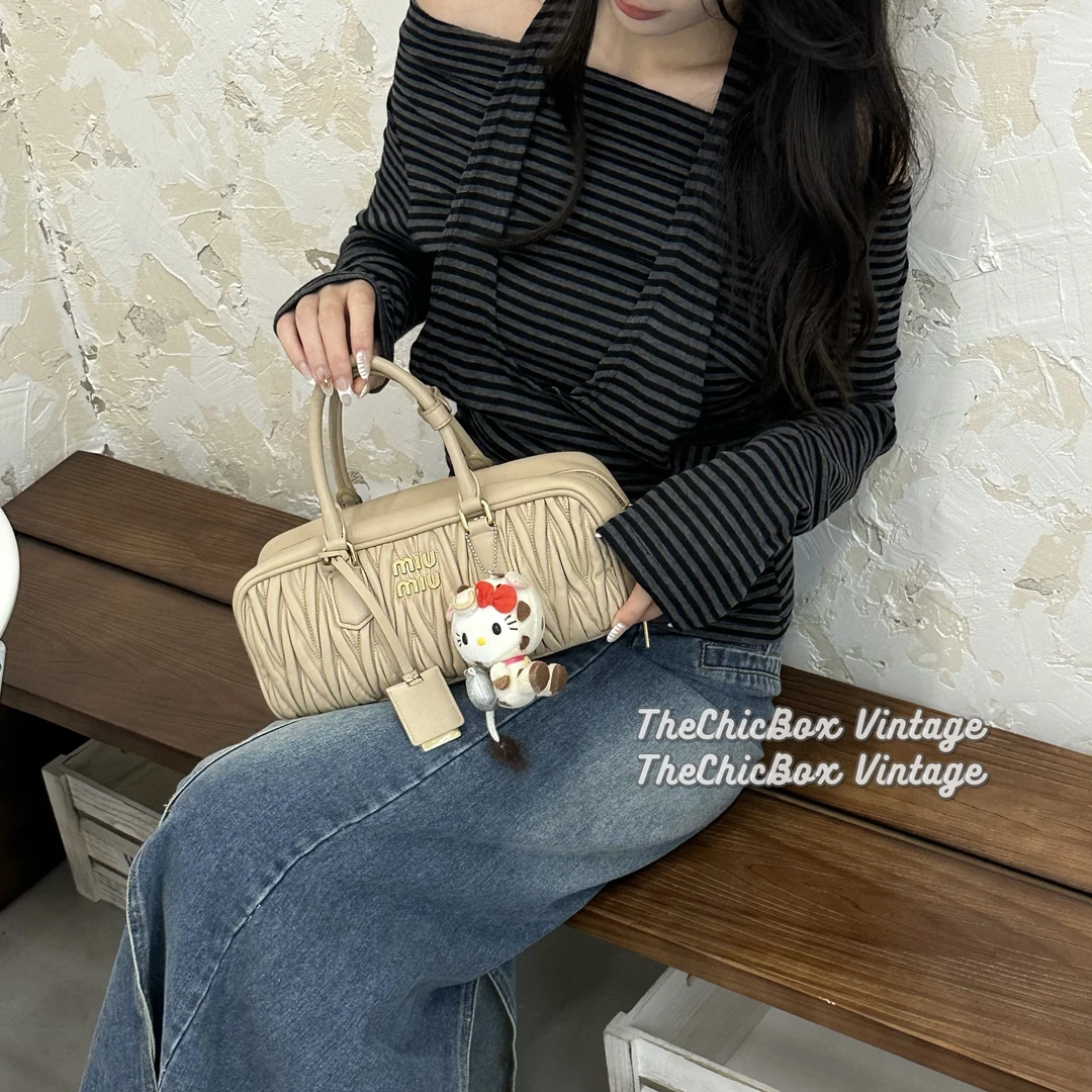 95新 MIU MIU/缪缪 只盒/新款Matelassé中号褶皱奶茶保龄球手提包