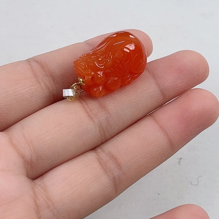18K金镶嵌保山滴水洞柿子红貔貅吊坠南红玛瑙