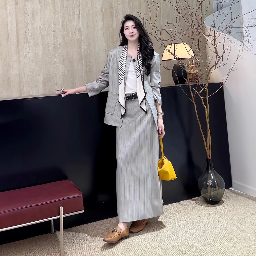 美飞韩系灰色条纹西装套装女垫肩西服外套直筒半身裙两件套