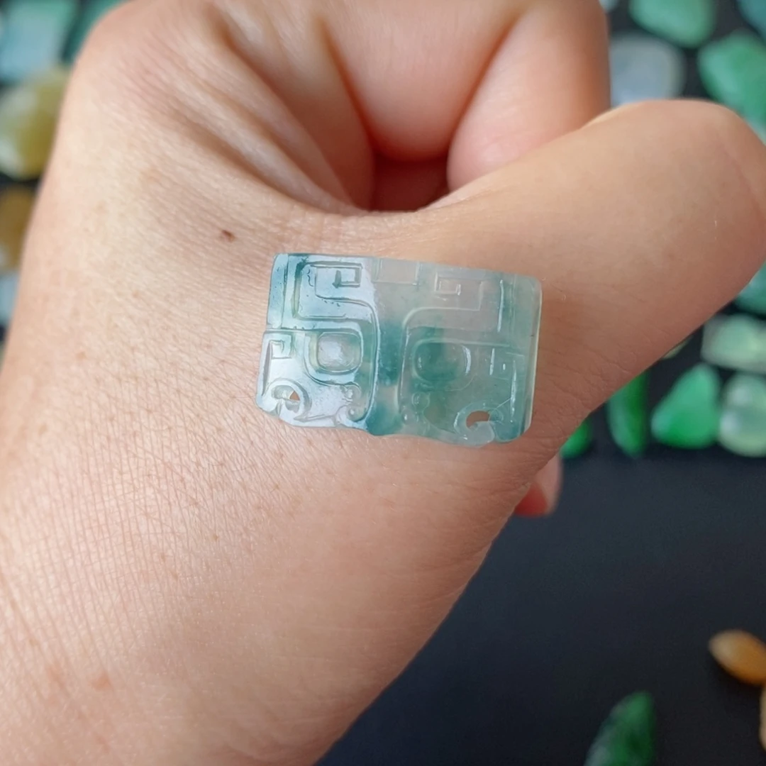 定制翡翠未镶嵌饕餮手牌