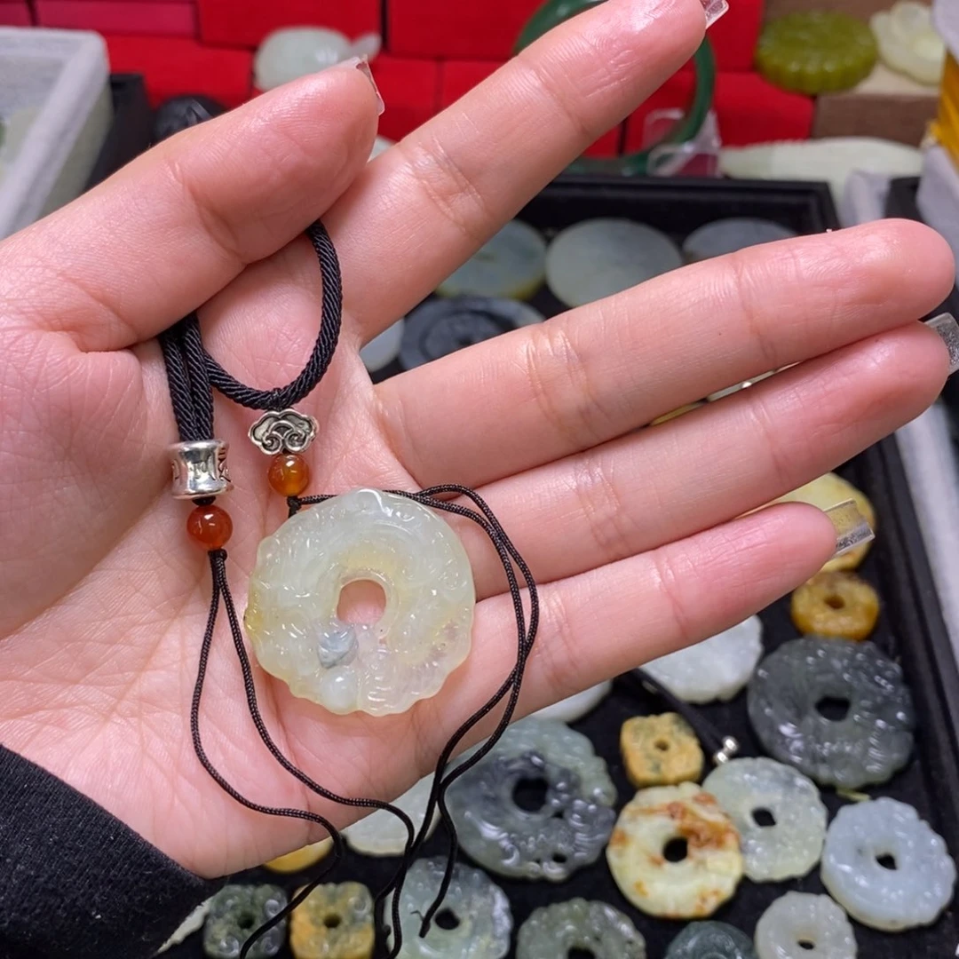 蛇纹石玉颈饰未镶嵌