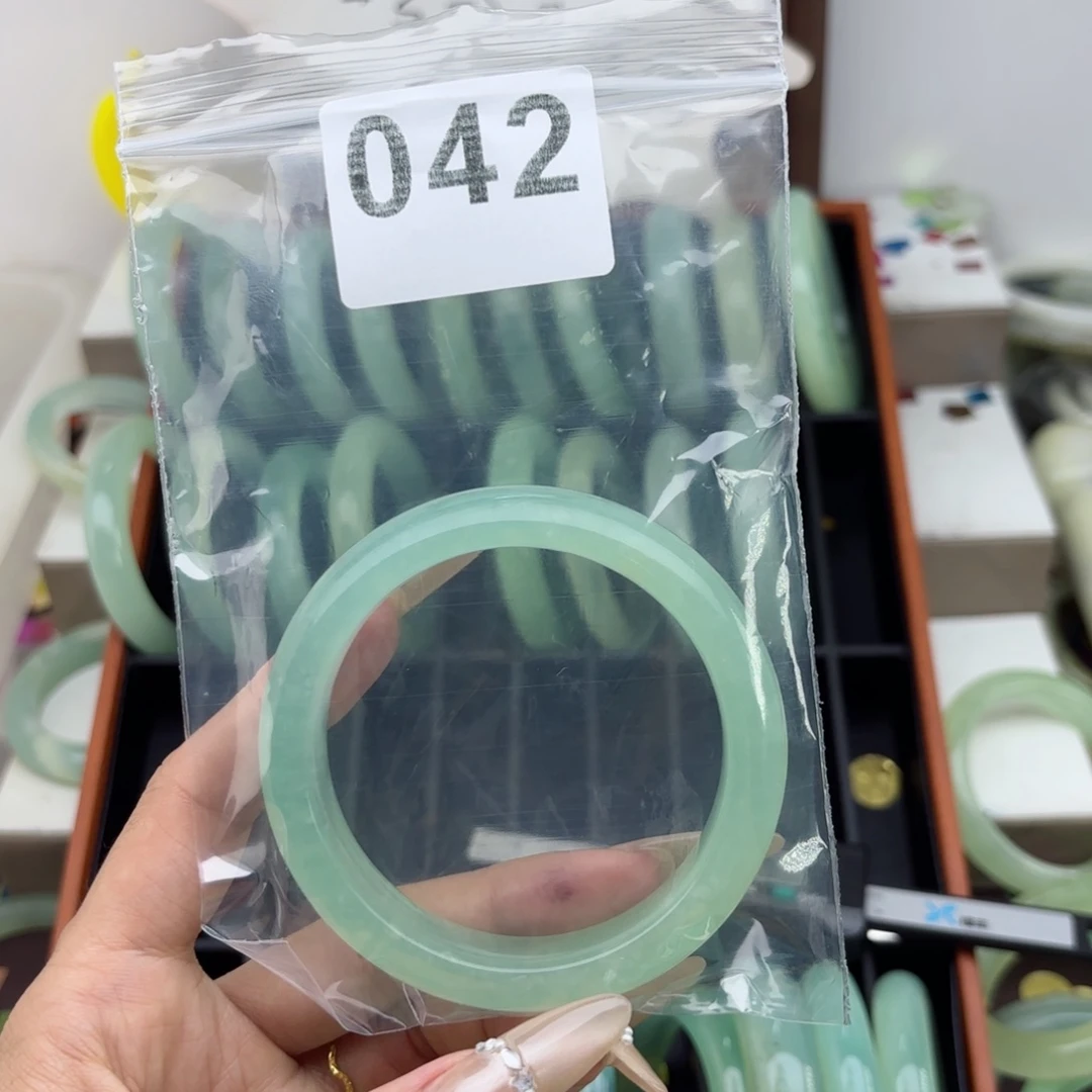 蛇纹石玉未镶嵌手镯一**?
