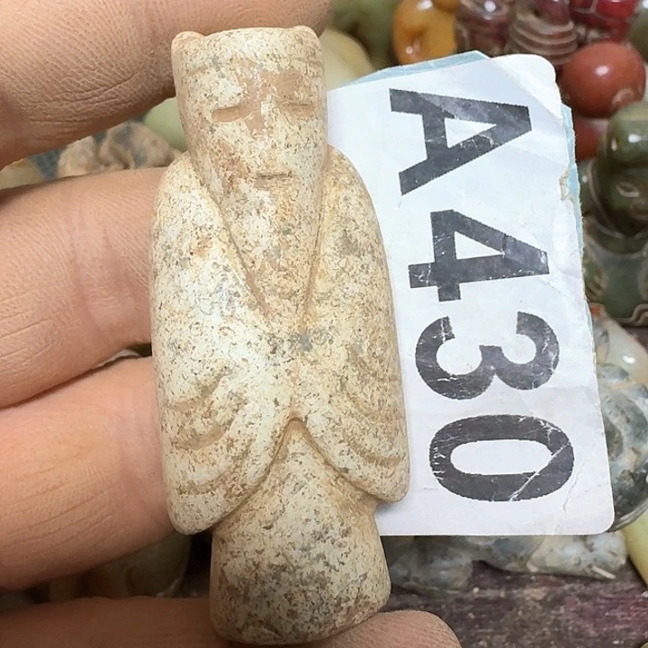 蛇纹石玉颈饰未镶嵌