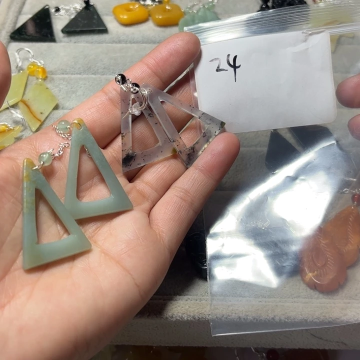 玮***蛇纹石玉合金吊坠