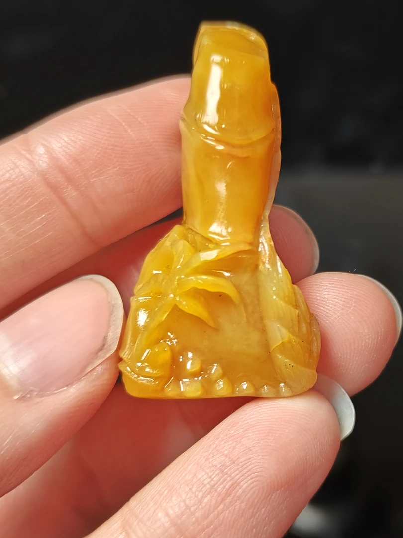 节节高升，圆雕摆件 田料品质黄度非常细腻。收藏佳品