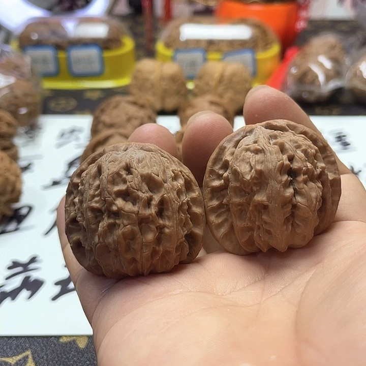 文玩核桃吊坠狮子