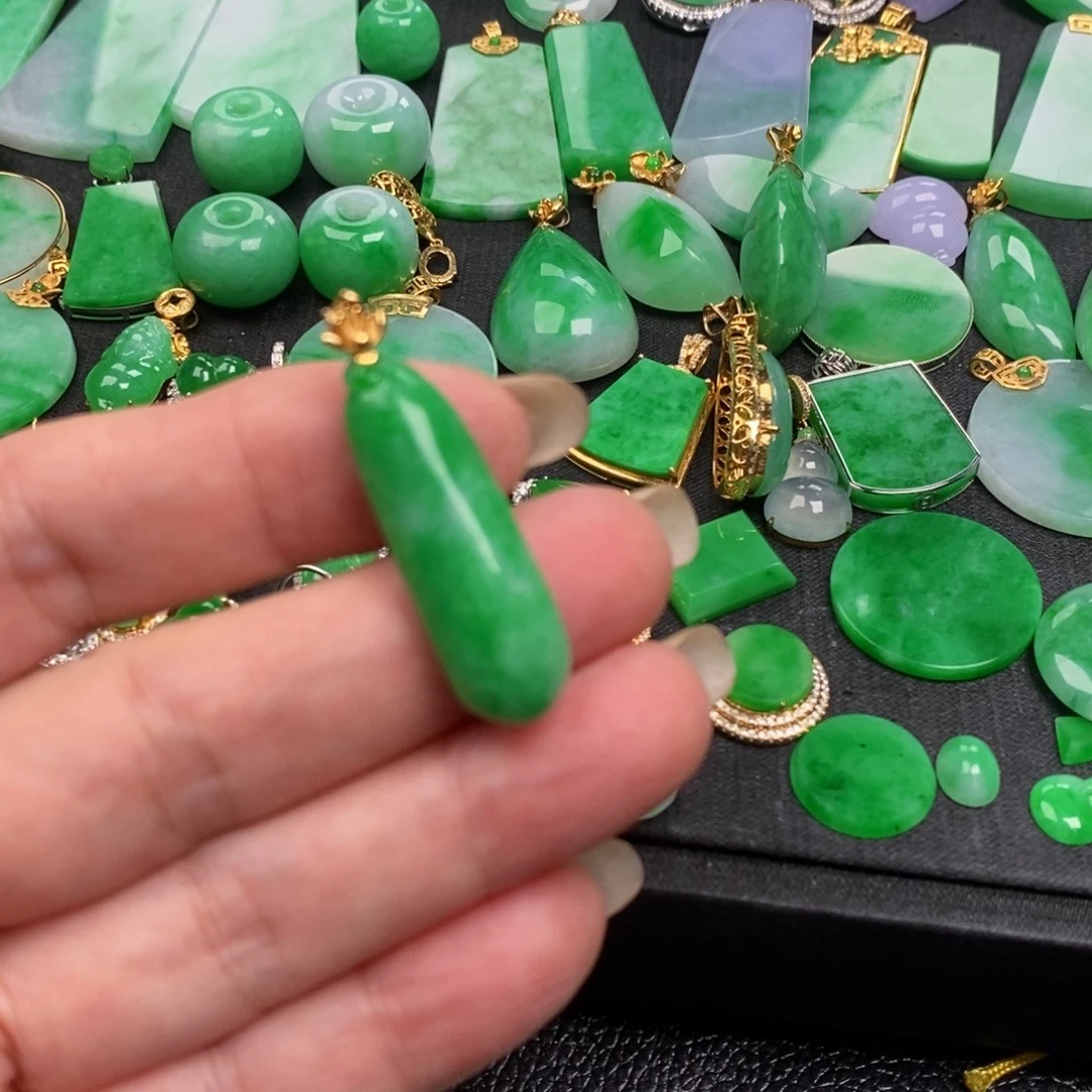 翡翠18K金镶嵌颈饰翡翠