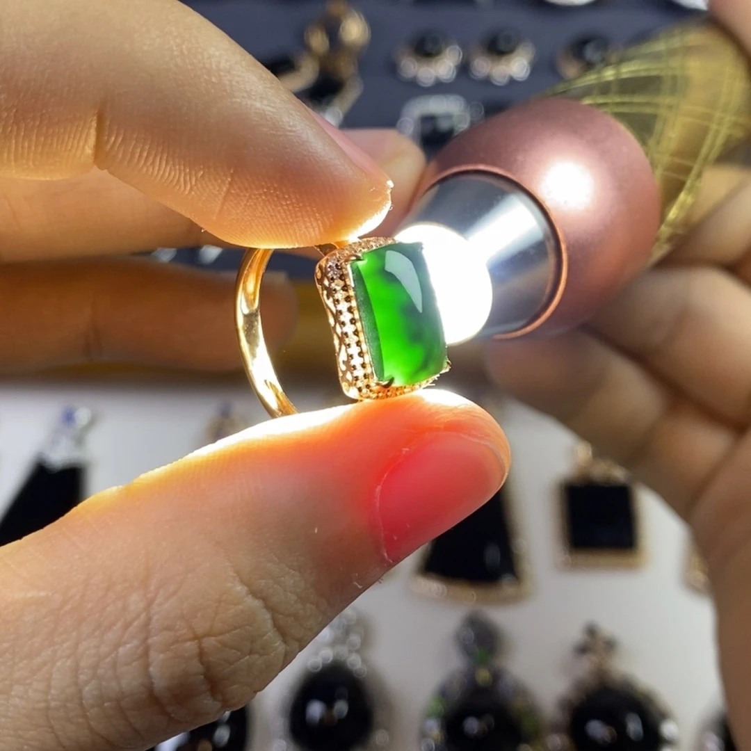 18K金镶嵌戒指翡翠