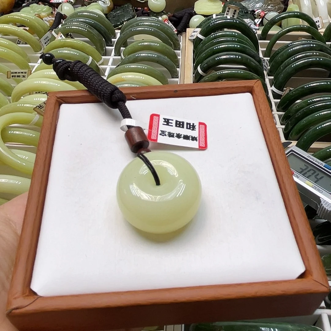 颈饰未镶嵌和田玉月*