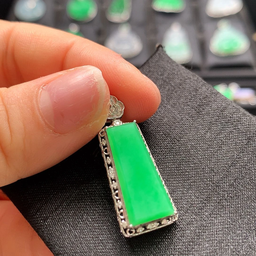 翡翠18K金镶嵌颈饰无事牌