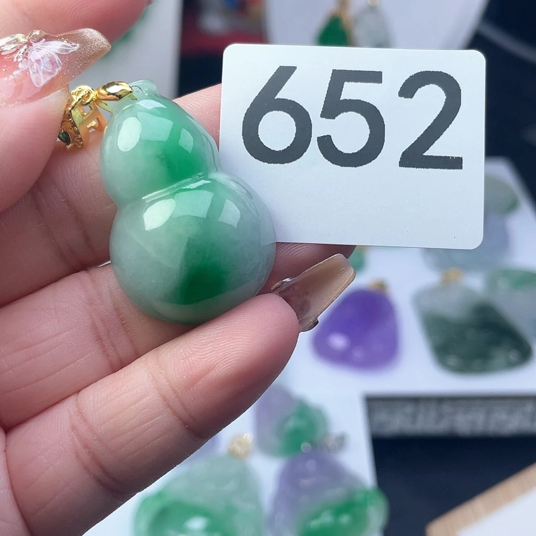 翡翠吊坠(赠链)未镶嵌