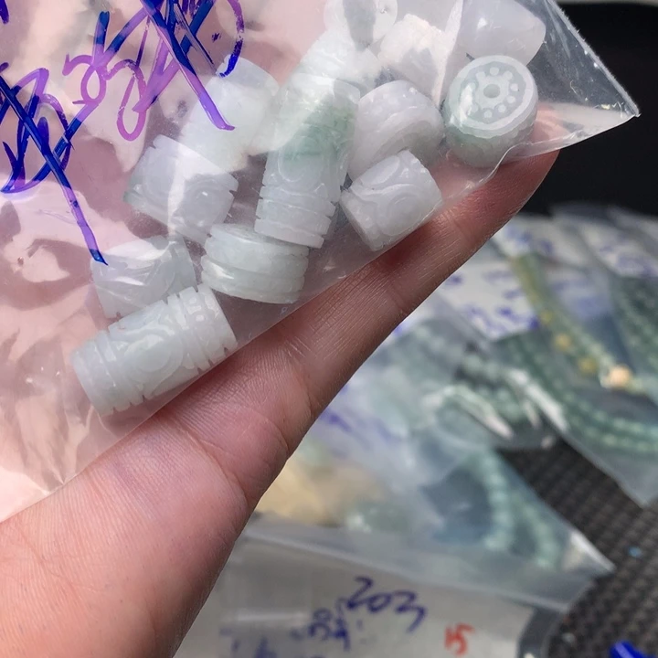 定制翡翠未镶嵌牛**?