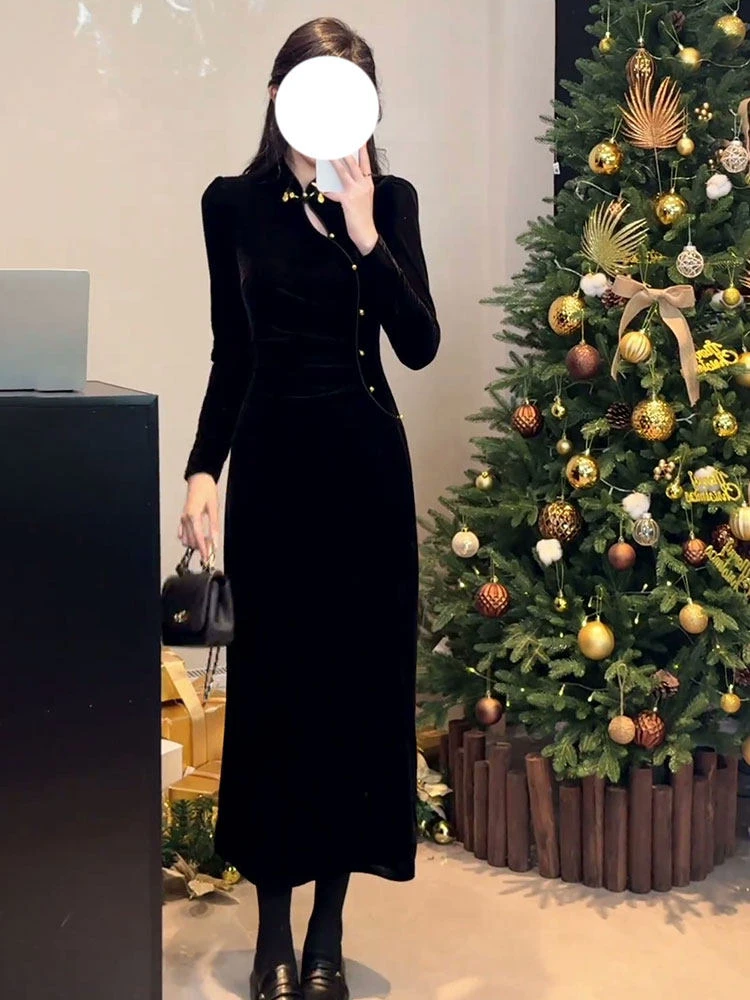 盘扣立领黑色丝绒连衣裙女2025秋冬新款时尚高级感收腰显瘦长裙