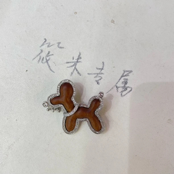 合金木质胸针 小狗胸针102583-3