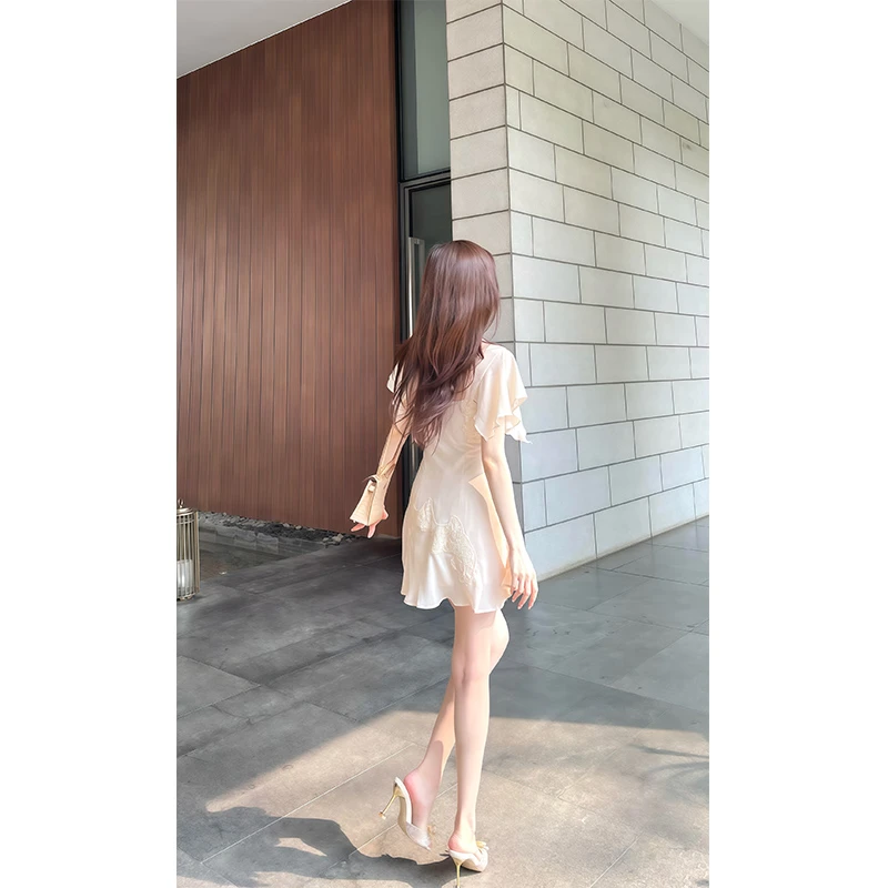 2025夏季新款ins气质御姐范V领短袖连衣裙女性感收腰显身材半身裙