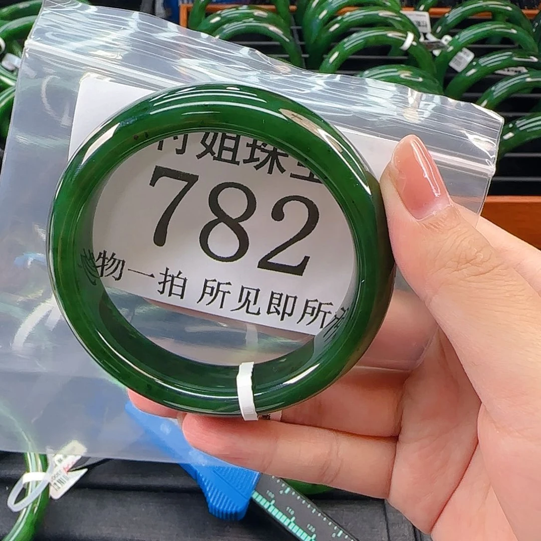 颈饰未镶嵌和田玉手镯61 782