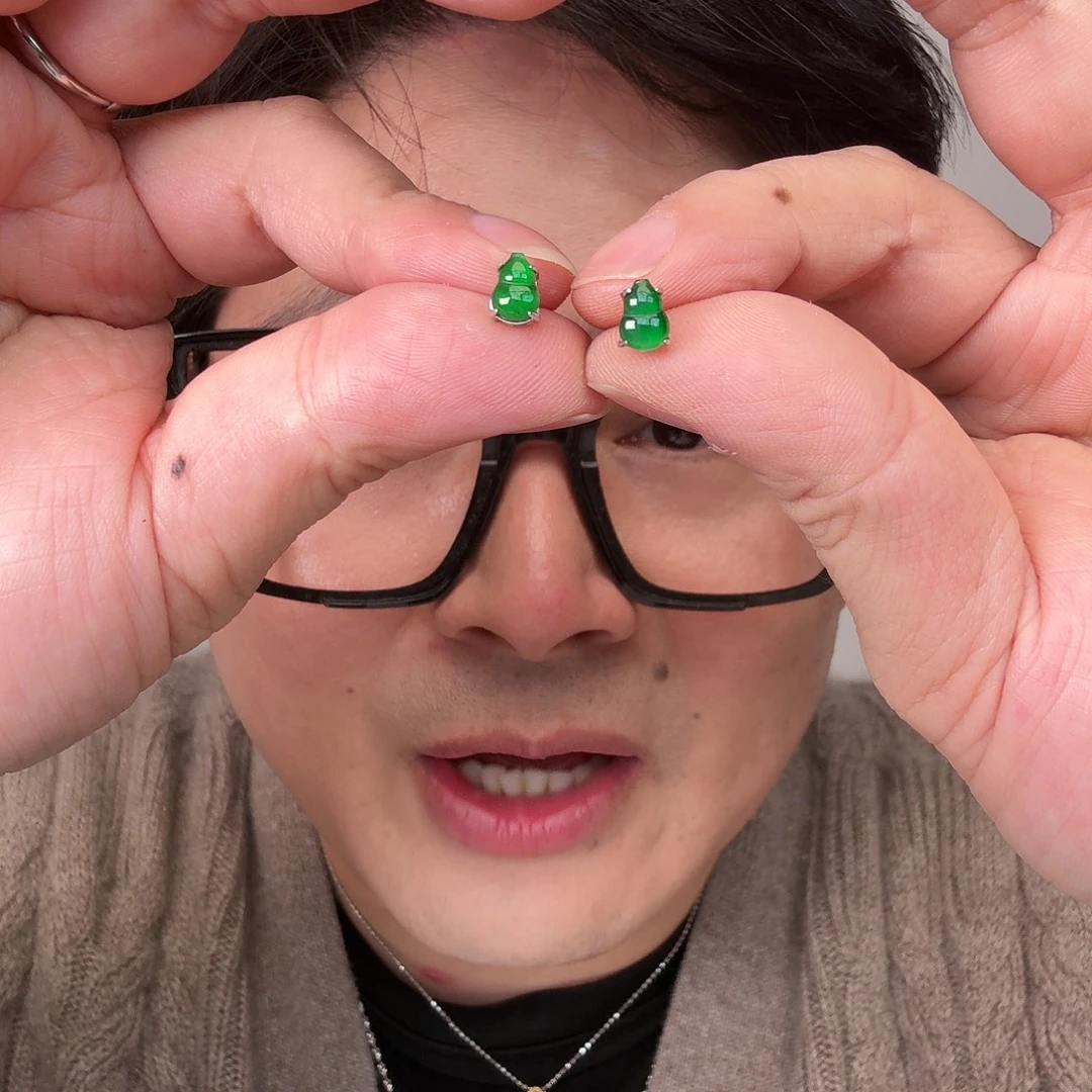 翡翠未镶嵌颈饰一对