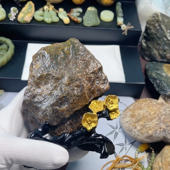 透闪石质玉小摆件未镶嵌一****年